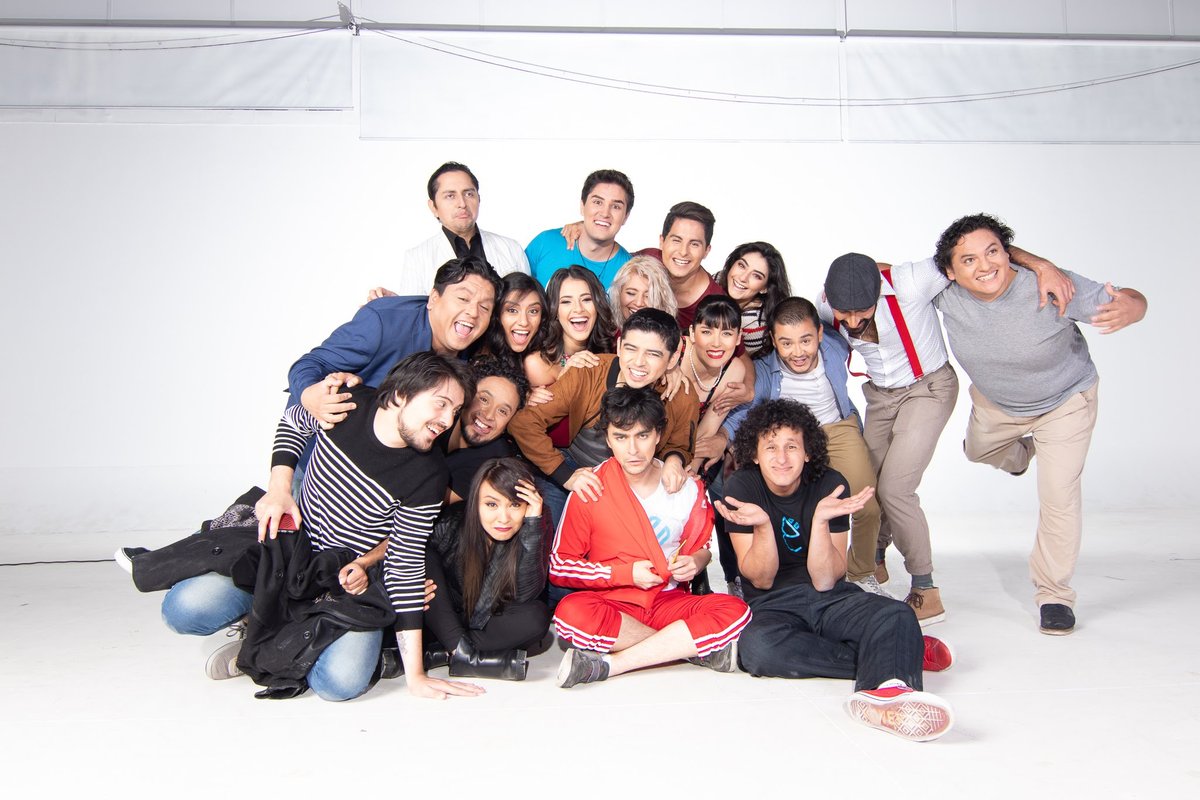 Fotografía de archivo de un elenco numeroso, reunido en un estudio.