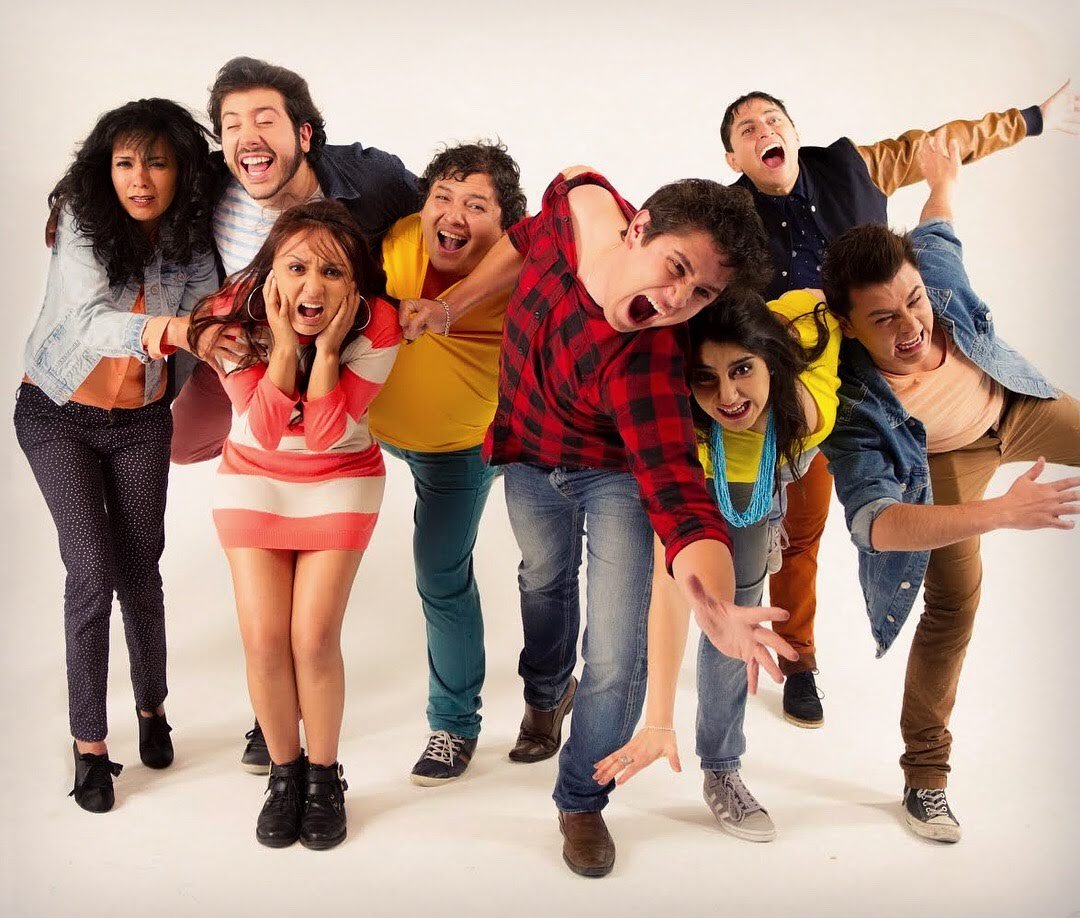 Elenco de enchufetv entre risas y poses espontáneas.